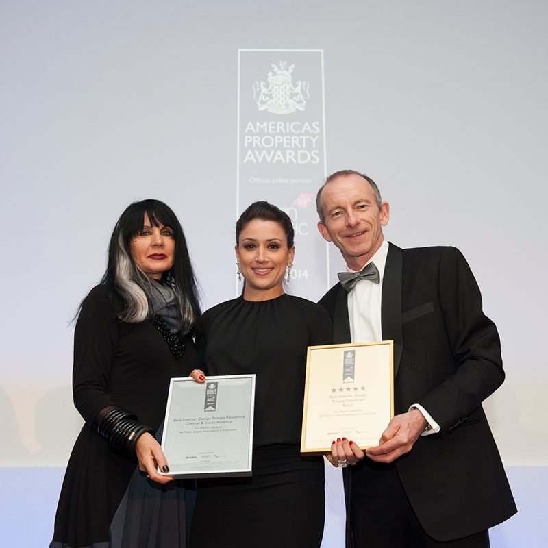 Mayra Lopes recebendo os certificados de Best Interior Design – Private Residence no Americas Property Awards 2014